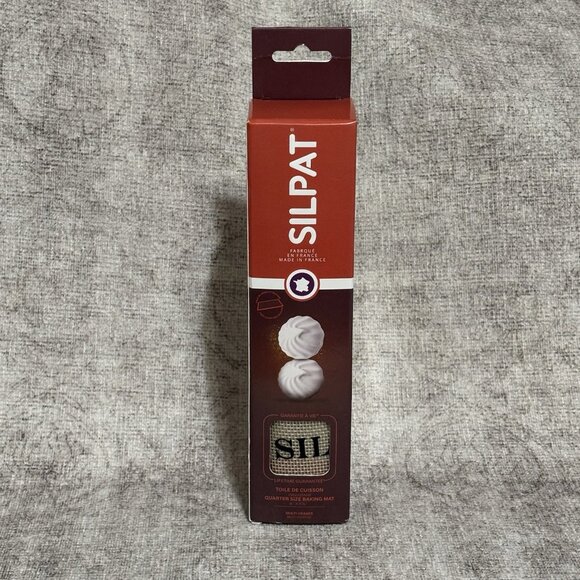 Silpat Quarter size (Jelly Roll) Baking Mat 8 1/4" x 11 3/4" AE295205 - Picture 1 of 6